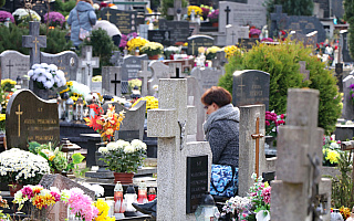 Umiarkowany ruch na olsztyńskich cmentarzach. Od rana nekropolie ponownie otwarte